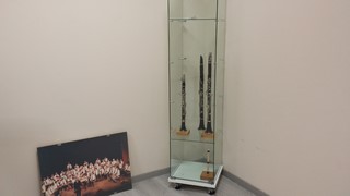 Une vitrine d'exposition et quelques clarinettes